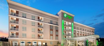 阿登 - 亞什維爾機場 IHG 旗下酒店假日酒店及套房