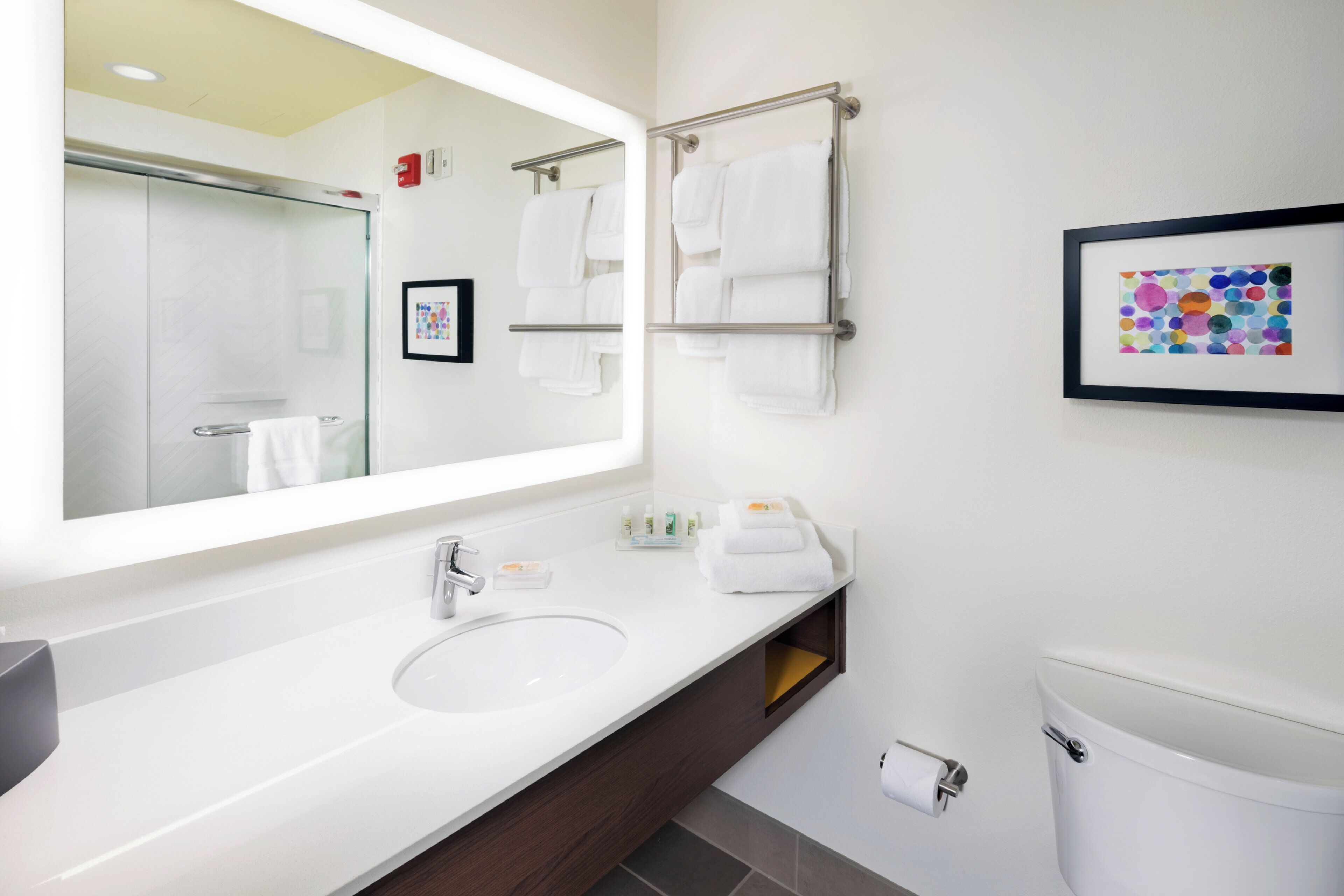 Amenidades de baño gratuitas, secadora de cabello, toallas 