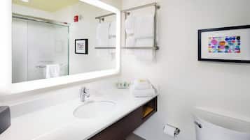 Amenidades de baño gratuitas, secadora de cabello, toallas