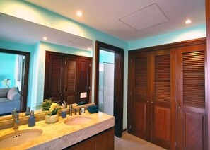 Penthouse Cao cấp, 2 phòng ngủ, bồn tắm thủy lực | Phòng tắm | Buồng tắm vòi sen, bồn tắm thủy lực, máy sấy tóc, khăn tắm 
