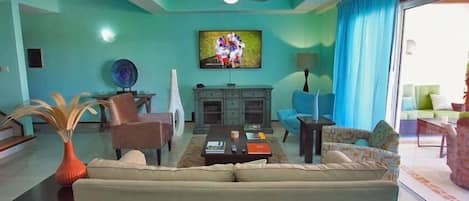 Penthouse de lujo, 2 habitaciones, hidromasaje | Sala de estar | Televisión de pantalla plana y reproductor de DVD