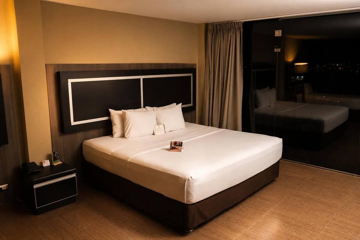 Premium bedding, pillowtop beds, minibar, desk