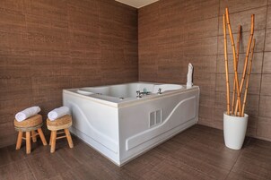 Suite junior, 1 cama de matrimonio grande | Ropa de cama de alta calidad, minibar, caja fuerte y escritorio