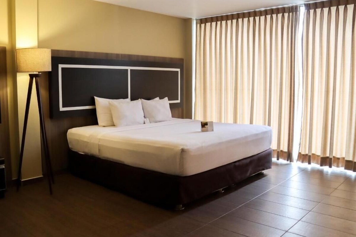 Junior Suite, 1 King Bed | Premium bedding, pillowtop beds, minibar, desk