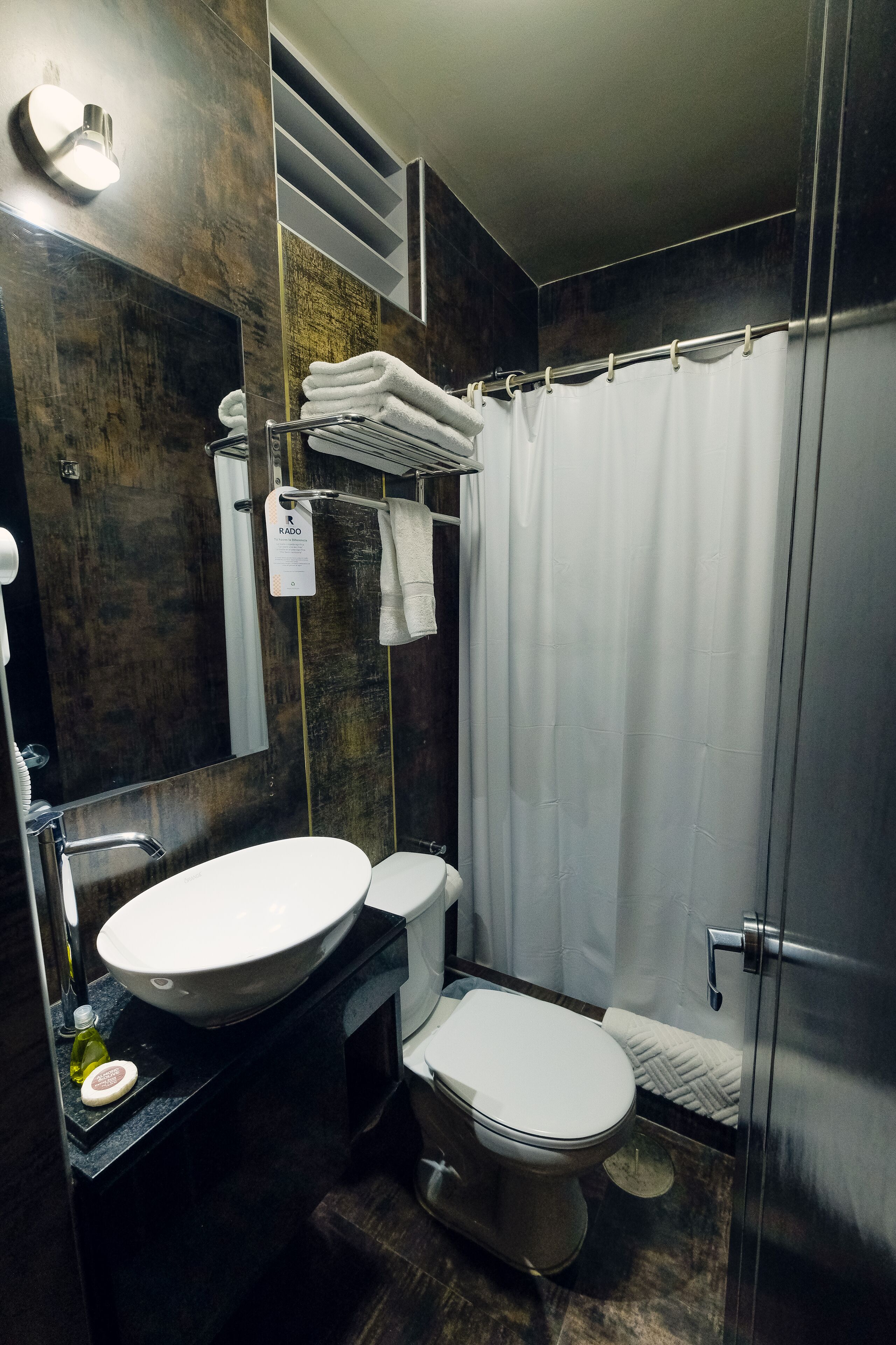 Chambre Double Standard, 1 lit double | Salle de bain | Articles de toilette de luxe, sèche-cheveux, serviettes fournies, savon