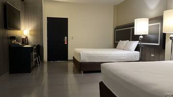 Deluxe Room | Premium bedding, pillow-top beds, minibar, desk