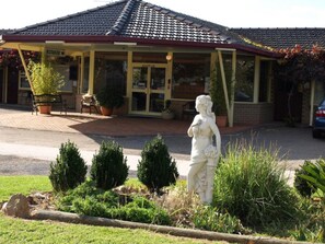 Front of property - Civic Motor Inn (Cowra)