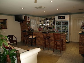 Bar (on property) - Civic Motor Inn (Cowra)