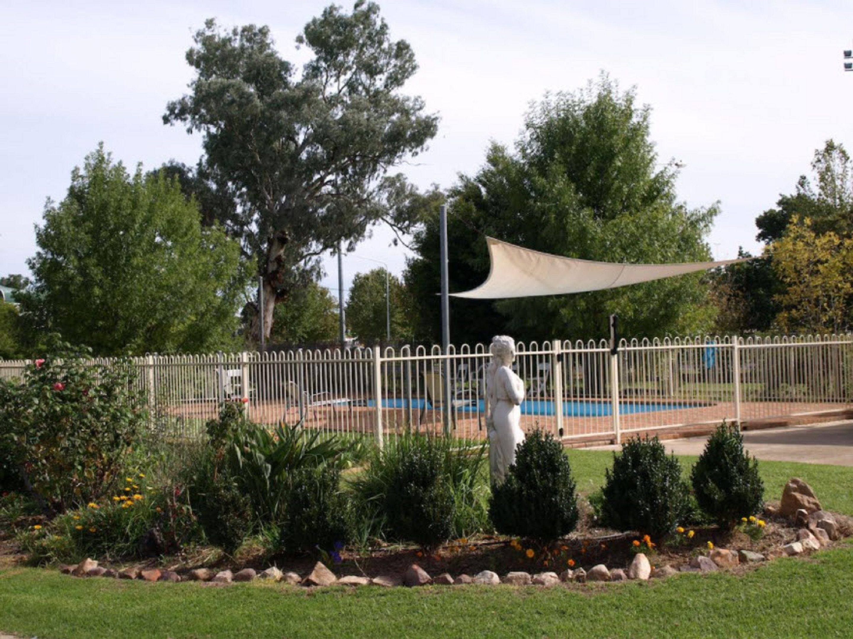 Ulkouima-allas, aurinkotuoleja