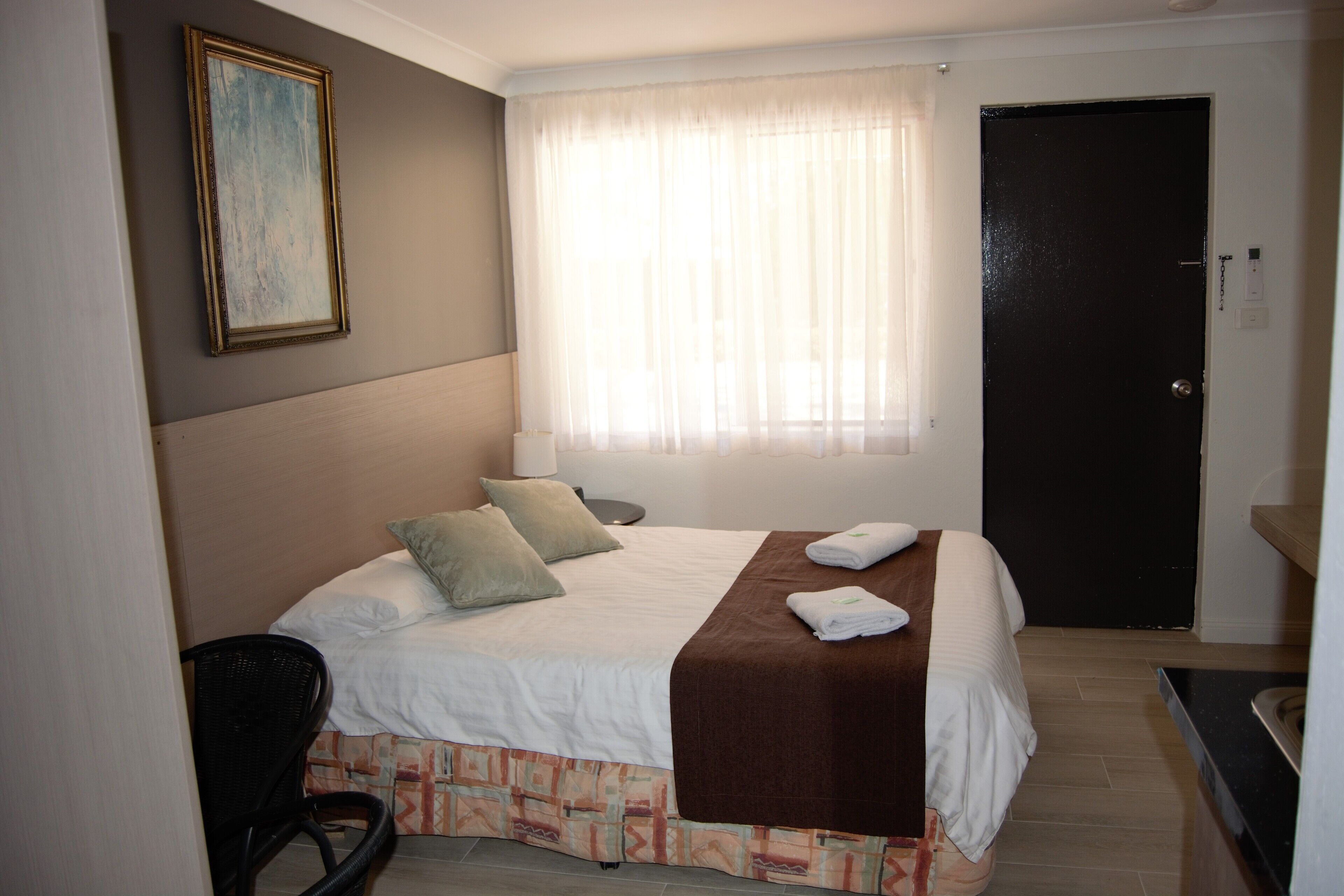 Pengeskab på værelset, skrivebord, lydisolering, strygejern/strygebræt