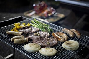 Una parrilla con diferentes carnes y verduras.