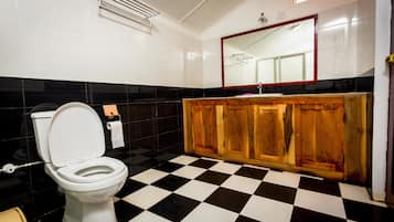 Chambre Deluxe double, 1 chambre | Salle de bain | Douche, articles de toilette (gratuits), serviettes fournies