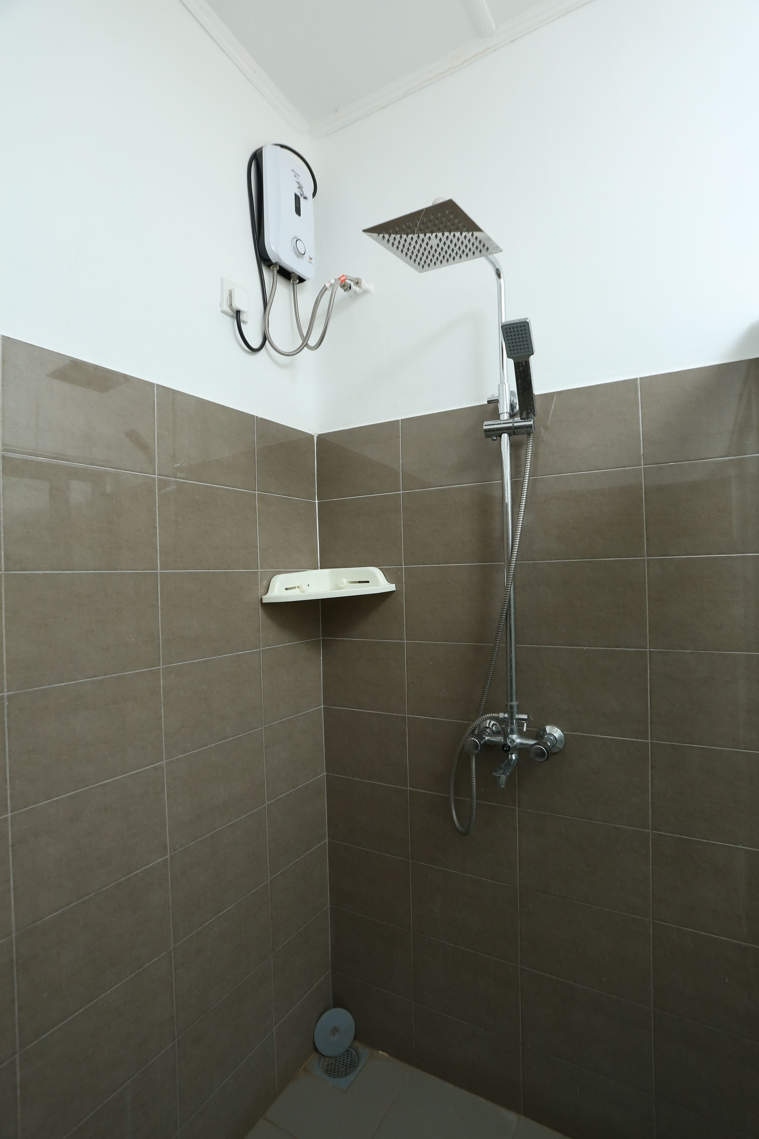 Habitación doble, 2 camas individuales | Ducha del cuarto de baño