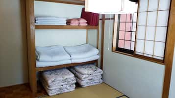 Japanese Style Room for 3 People | Free WiFi, bed sheets