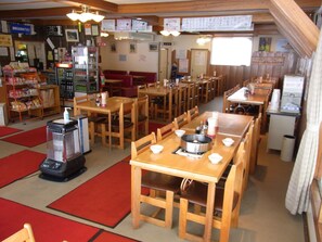 供应早餐、午餐和晚餐，地区菜