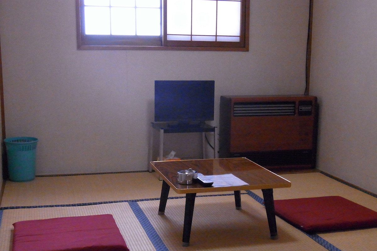Japanese Style Room for 3 People | Free WiFi, bed sheets