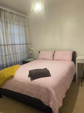 Double Room | Desk, laptop workspace, blackout drapes, soundproofing - ADA Homestay (Doncaster)