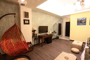 Habitación cuádruple Deluxe | Ropa de cama de alta calidad y edredones de plumas