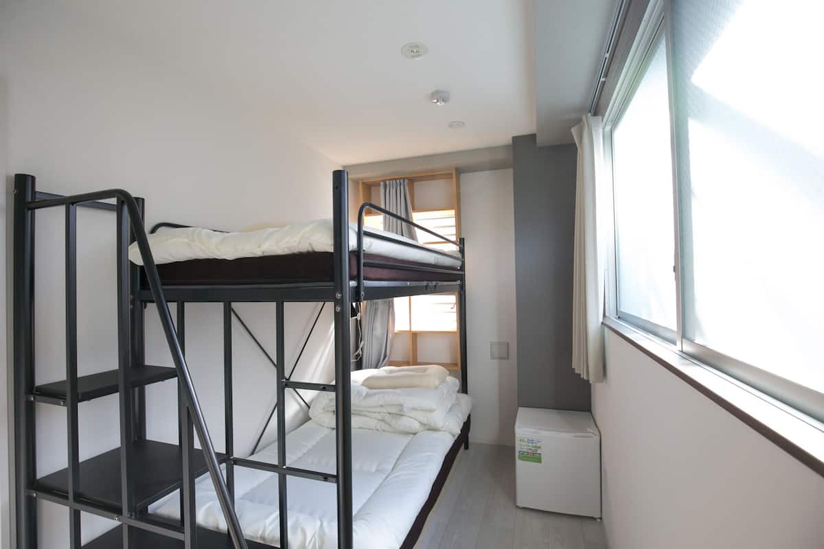 Economy-Doppel- oder -Zweibettzimmer, Nichtraucher, Annex (One Bunk Bed for 2 Guests) | Schreibtisch, kostenloses WLAN, Bettwäsche