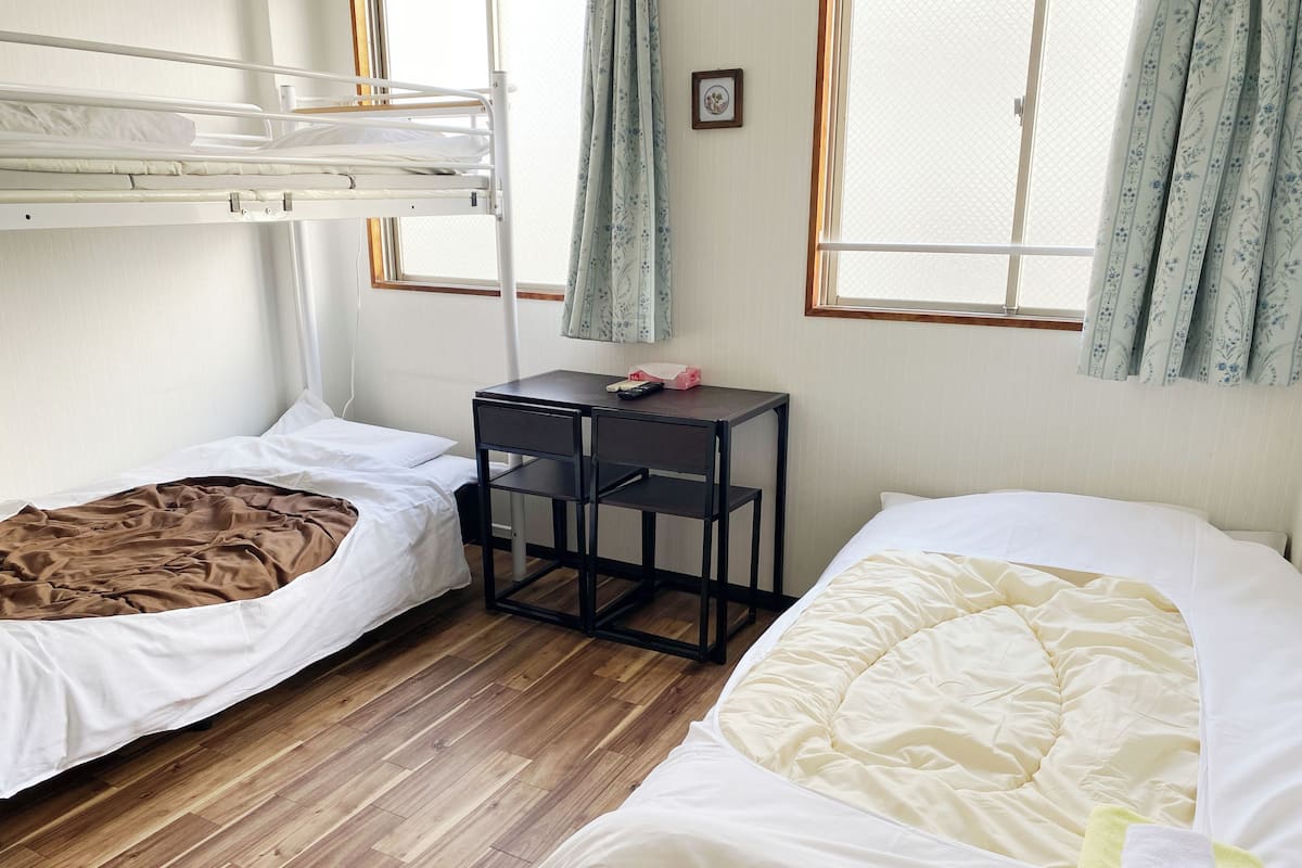 Economy-Dreibettzimmer, Nichtraucher | Schreibtisch, kostenloses WLAN, Bettwäsche