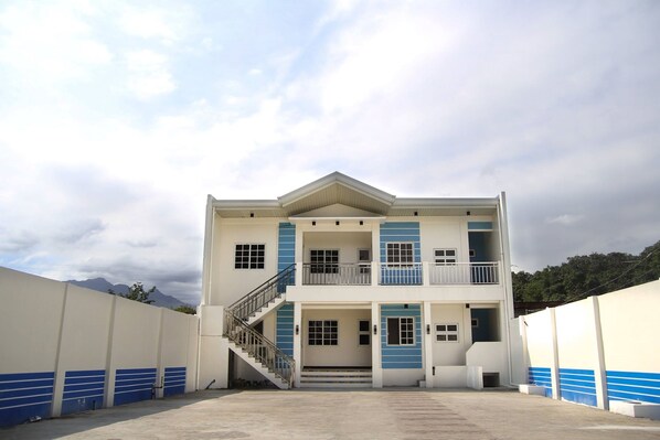 Front of property - V and G Suites Limay (Limay)
