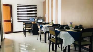 Desayuno a la carta diario (PHP 100 por persona)