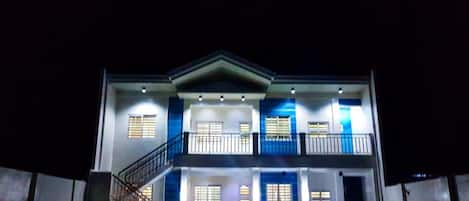 Bagian depan properti - sore/malam