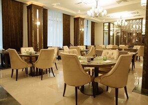 Desayuno buffet diario (KZT 3000 por persona)