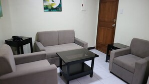 Familiesuite | Stue | 36-tommers fladskærms-tv med kabelkanaler, tv