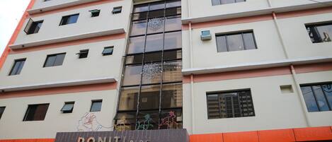 Un edificio de varios pisos con un letrero que dice "DONITI BLDG."