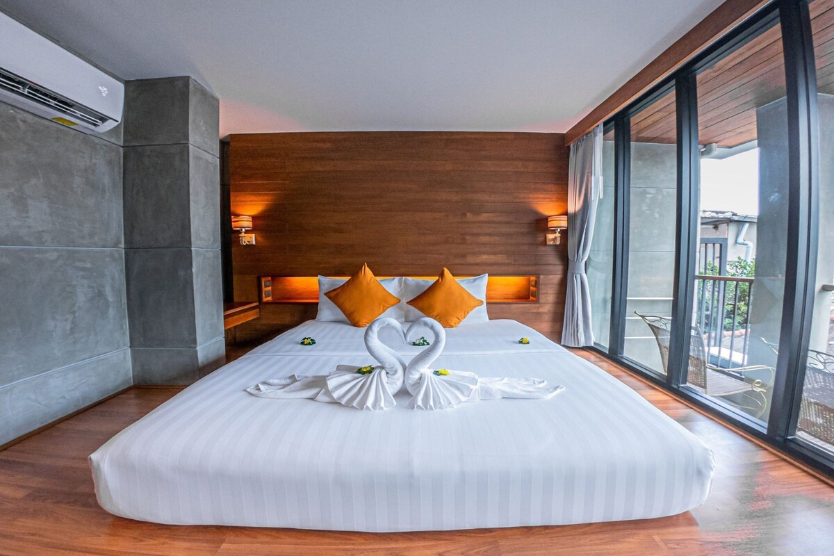 In-room safe, desk, WiFi (free), bed sheets