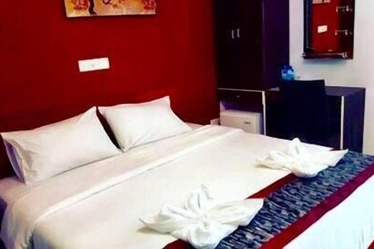 Minibar, in-room safe, desk, iron/ironing board