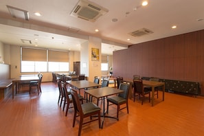 Daily buffet breakfast (JPY 600 per person)