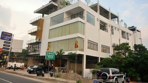 Un edificio de varios pisos con un restaurante llamado "Randu Restaurant & Bar" en la planta baja.