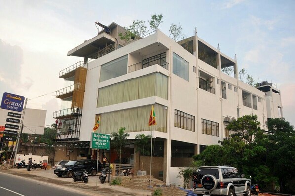 Vista frontal de la propiedad