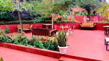 S'hi serveixen esmorzars, dinars i plats de cuina local i internacional