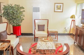 Lobby sitting area - De Rembrandt Classic Hotel (Lagos)