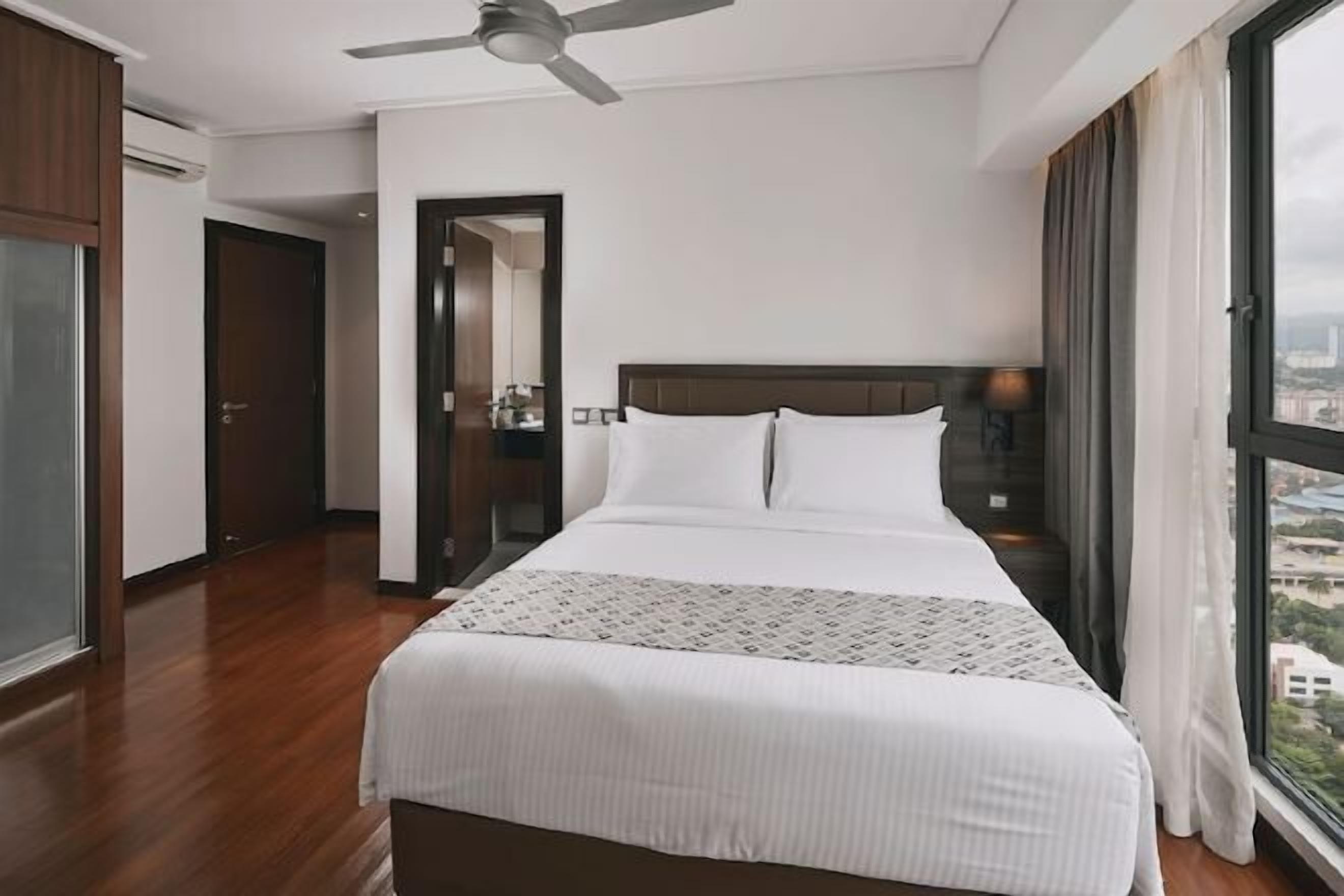 2 kamar tidur, seprai premium, bantalan ekstra lembut, dan brankas