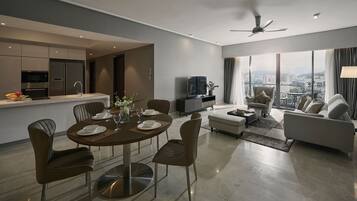 Executive Apartment, 3 Bedrooms, Kitchen, Mountain View | Ruang tamu | TV LED