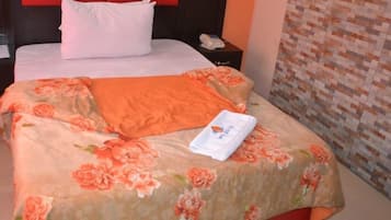 Escritorio, espacio para trabajar con laptop y ropa de cama