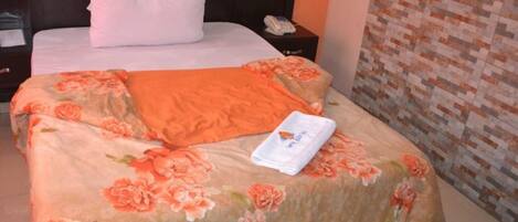 Een bureau, een laptopwerkplek, beddengoed