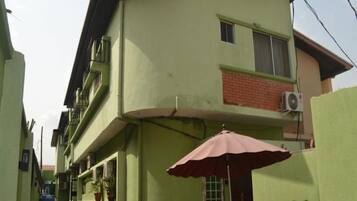 Vista frontal de la propiedad