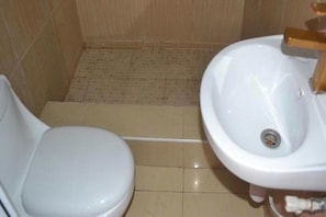 Studio – deluxe, 1 queensize-seng | Bad | Dusj, toalettartikler (inkludert) og håndklær
