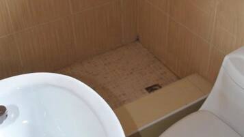 Classic Room, 1 Queen Bed | Bathroom shower