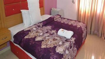 Escritorio, espacio para trabajar con laptop y ropa de cama