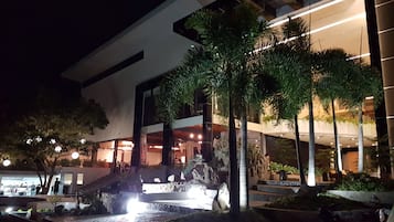 住宿正面 (夜晚)