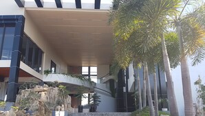 Un bâtiment moderne doté d’un escalier en pierre menant à un balcon situé au deuxième étage.
