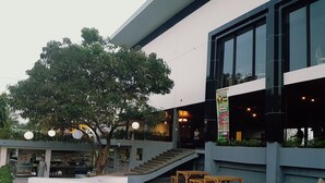 Un bâtiment moderne doté d’un restaurant et d’un espace extérieur aménagé pour les clients.