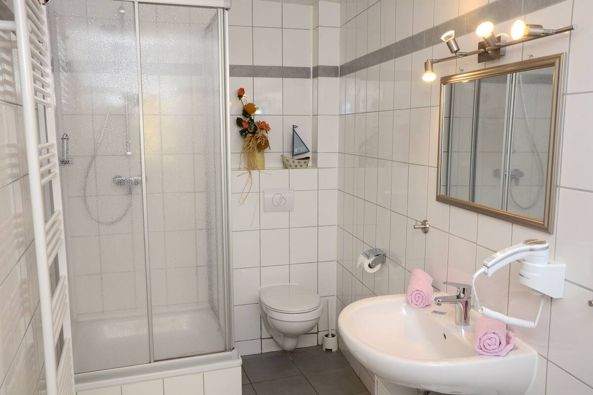 grand apartment, garden view | bathroom | shower, free toiletries, hair dryer, towels