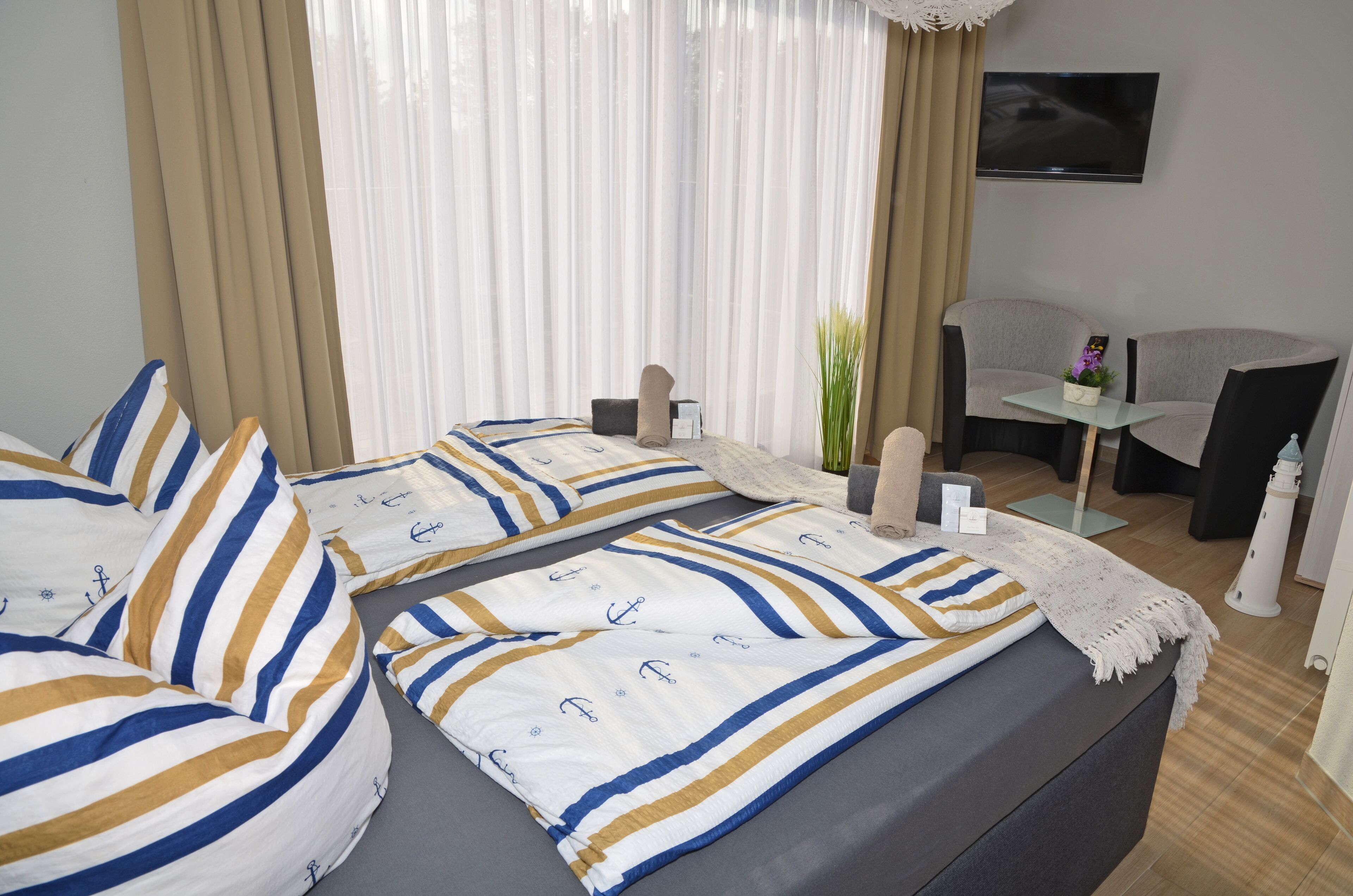 Una habitación de hotel con cama, escritorio y una silla.